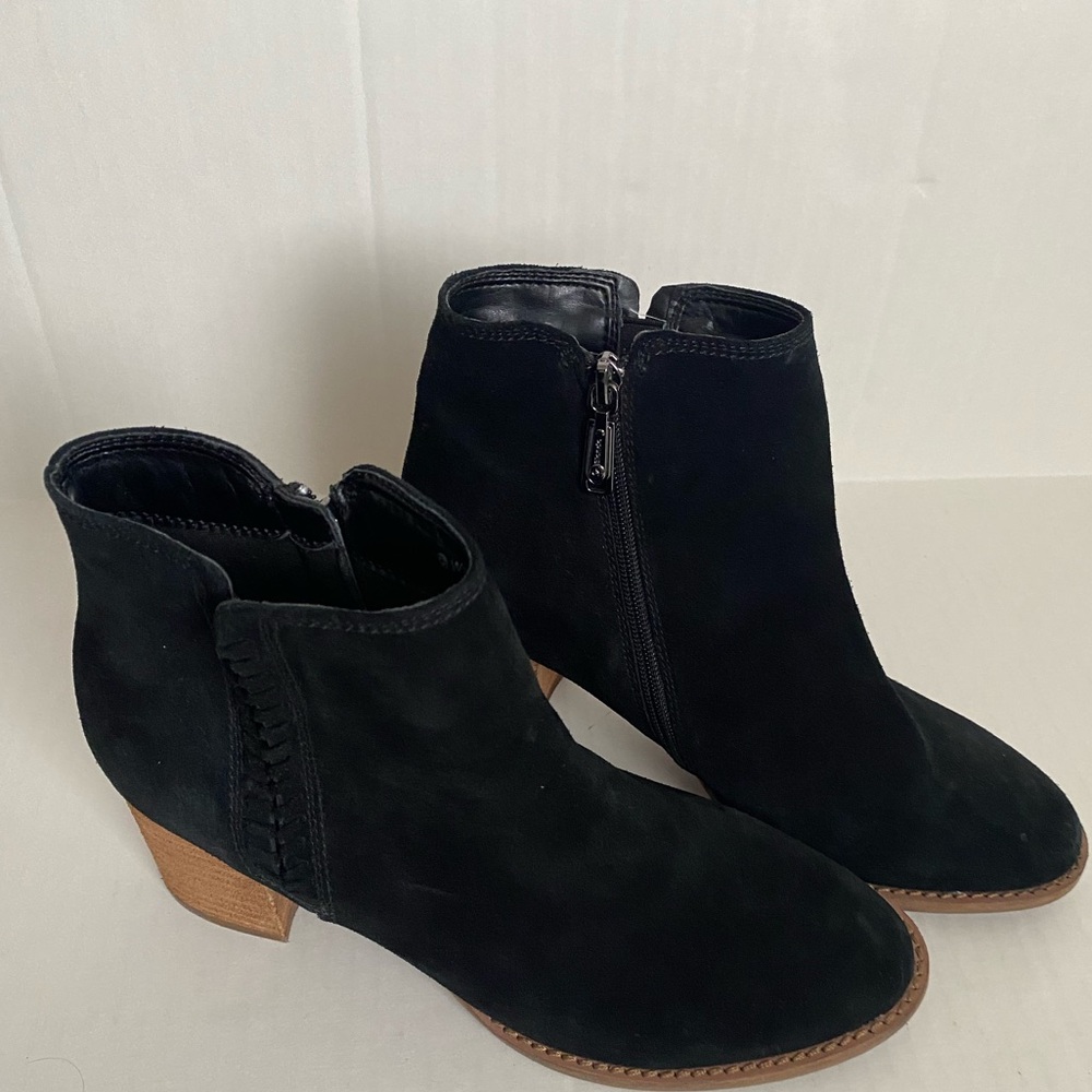 Blondo Waterproof Suede Booties Size 10M Excellent condition